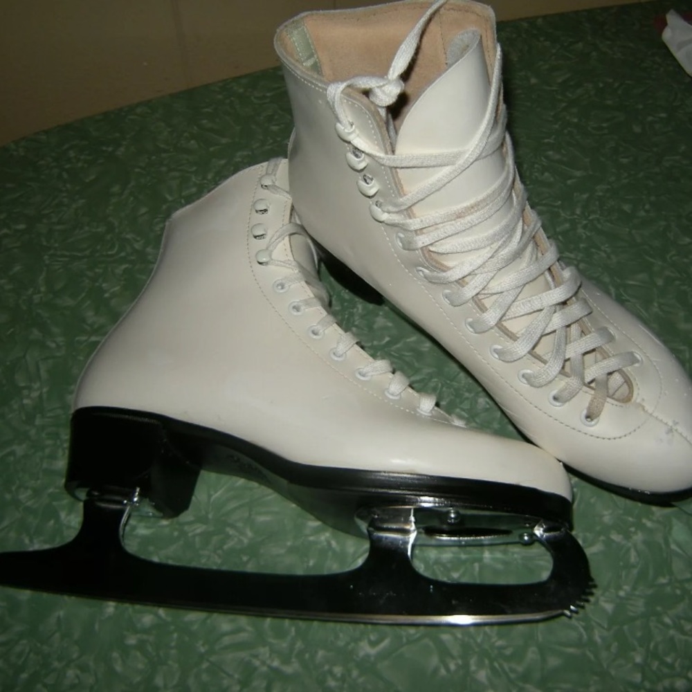 Riedell women’s ice skates